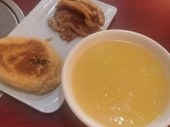 烧饼夹肘子-聚首堂·特色小吃·肘子(什刹海德胜门店)
