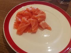 冷鲜现切三文鱼-咖啡苑自助餐厅·中国大饭店