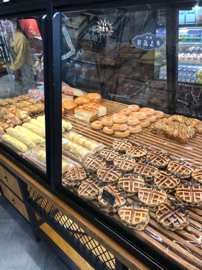 米迪烘焙(宝龙店)-"买了二种面包.口感暄软,有奶香气,也能尝.