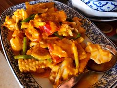 蛋黄炒鱿鱼-卷心菜和避孕套餐厅(Pattaya)