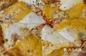 Four Happiness Round Pizza