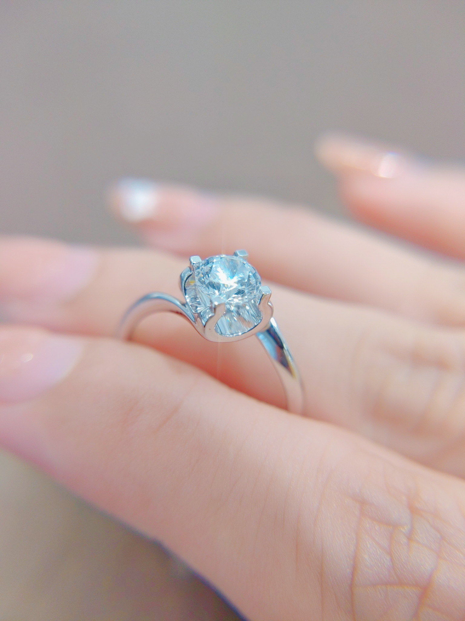 简约又经典9350分牛头款扭臂钻戒