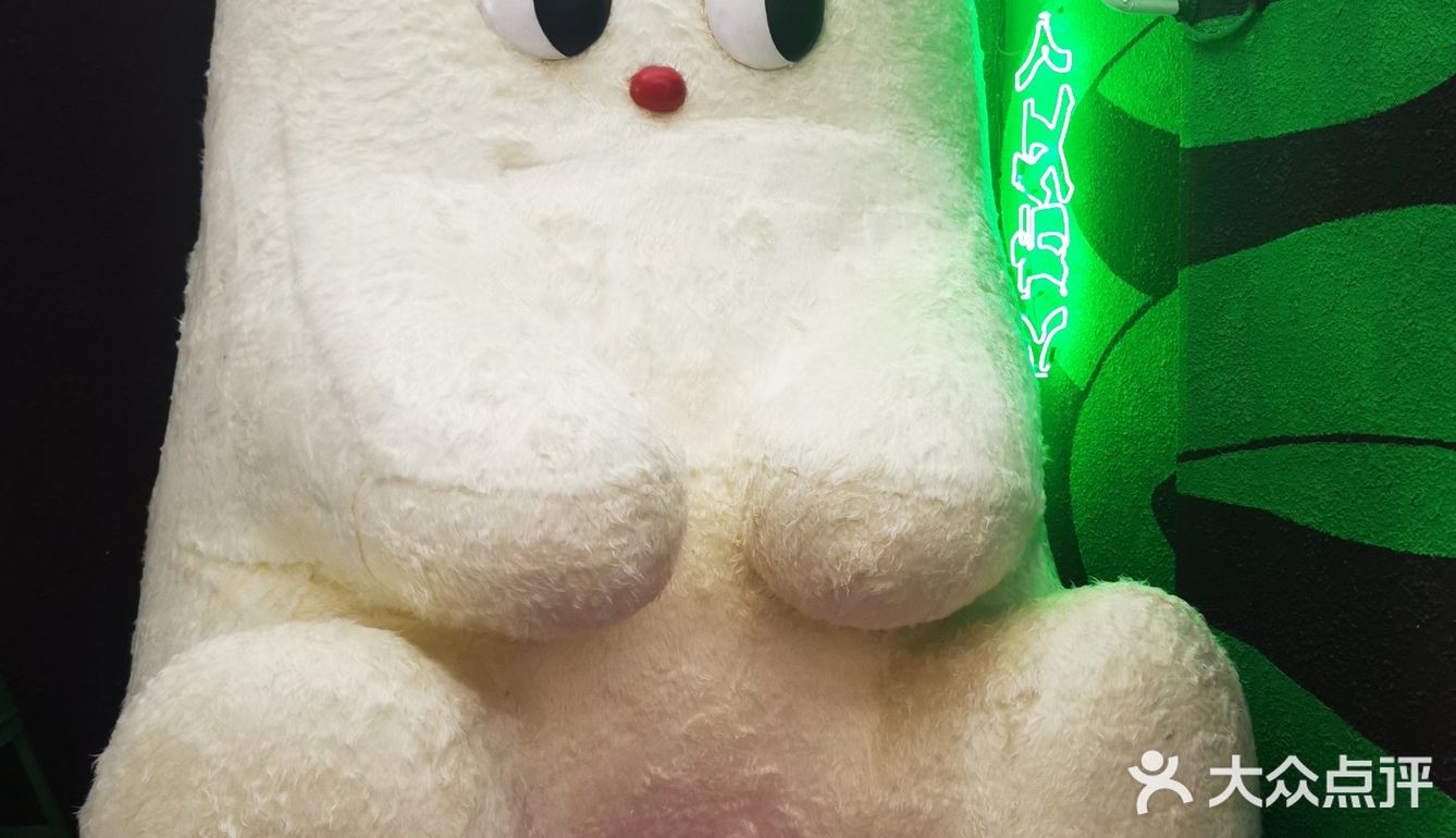 奶噗噗杭州首展在一家咖啡馆里