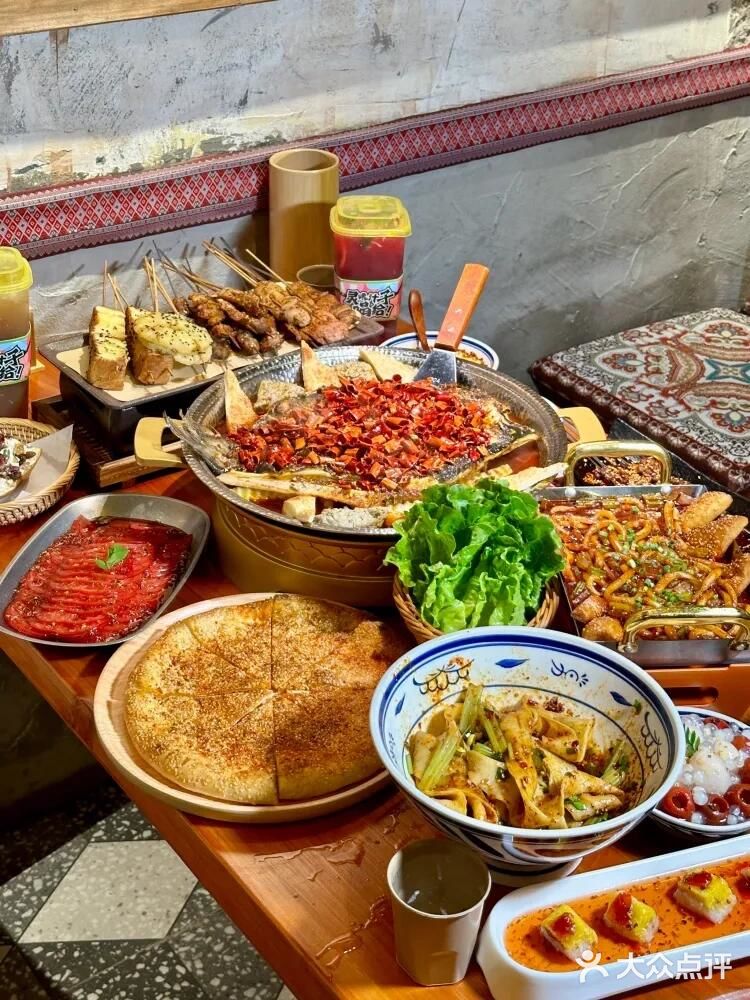 西安排队王空降成都，首家用烤馕坑做烤鱼🤩