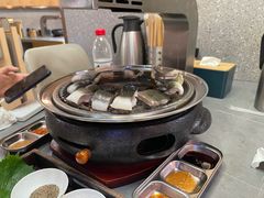 -围炉肉舍•炭烤活鳗•丹东海鲜烤肉(步行街店)