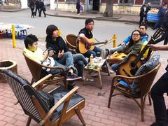 大家一起彈吉他唱歌-哈尔滨北方国际青年旅舍(中央大街店)