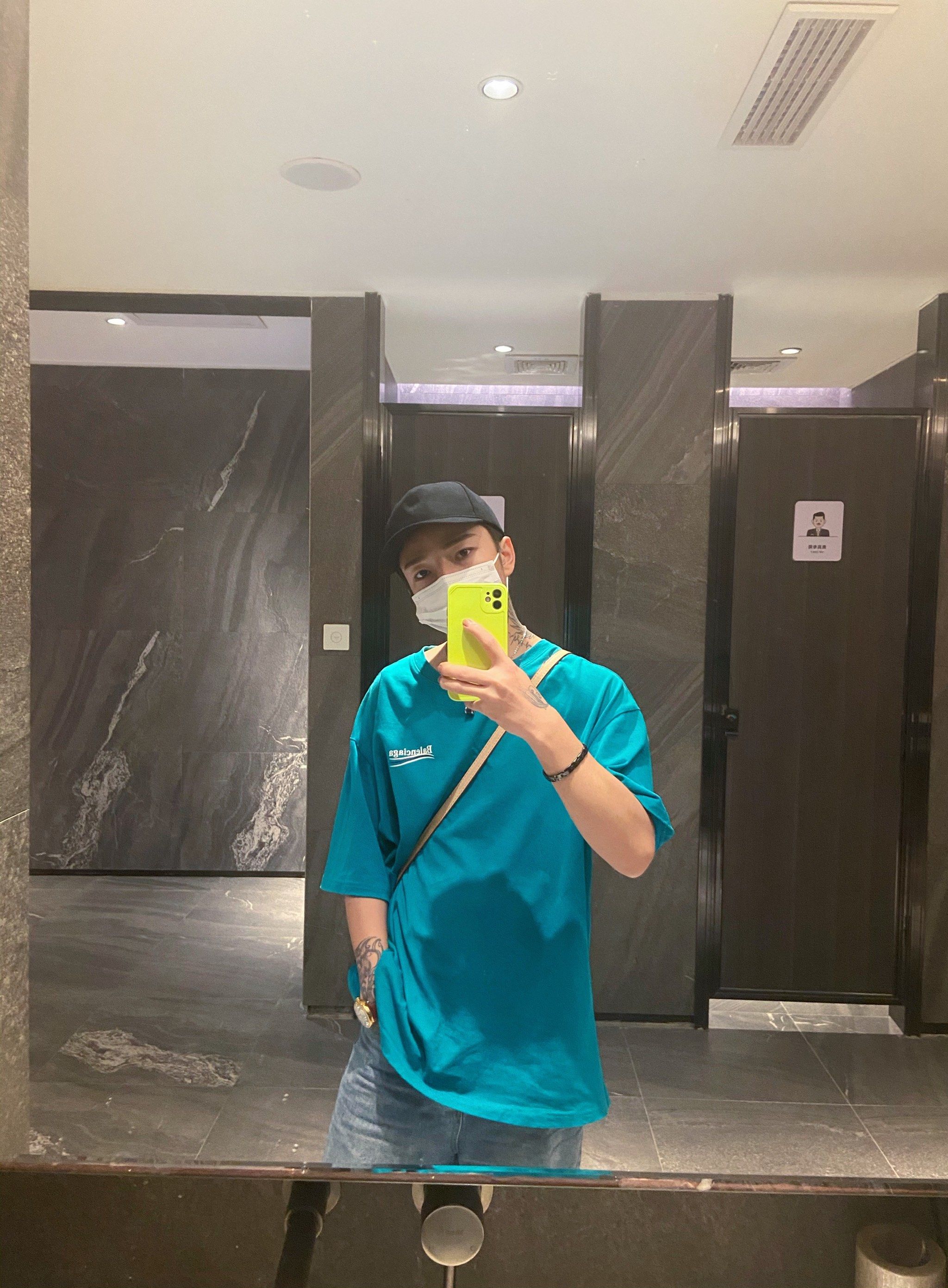 男生对镜自拍 谁穿谁好看 對鏡拍