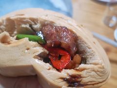 红糖馒头配秘制回锅肉-凯华海鲜火锅·传承三十六年