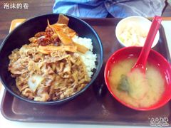 食其家-麻笋牛肉饭+味增汤+卷心菜_副-食其家·牛丼咖喱(广元西路店)