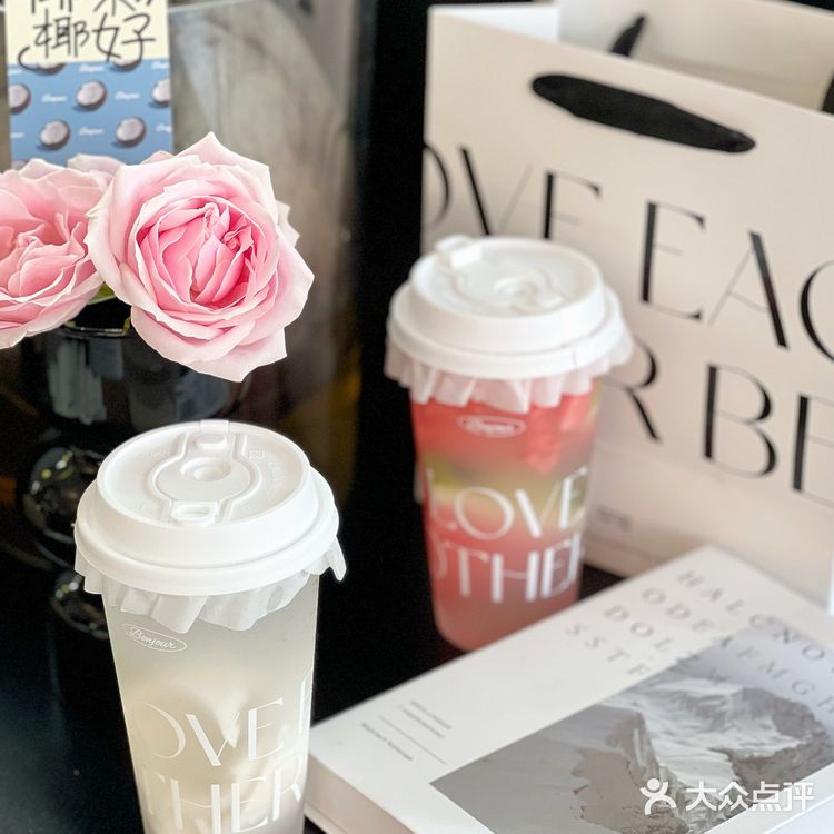 夏天当然要喝一杯BONJOUR的椰子水呀🥥