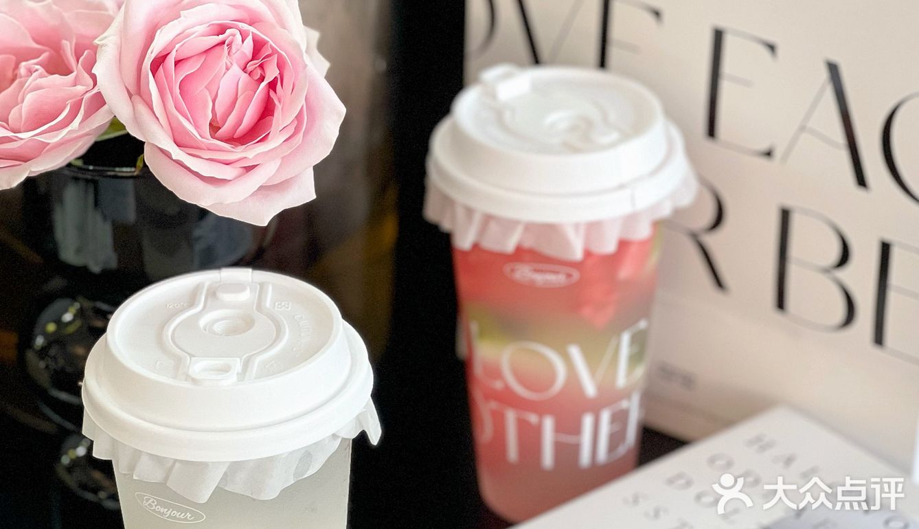 夏天当然要喝一杯BONJOUR的椰子水呀🥥