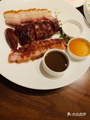 澳门烧肉更是脆皮大王，蘸一些砂糖