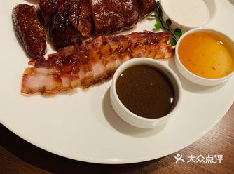 澳门烧肉更是脆皮大王，蘸一些砂糖