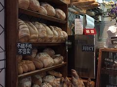 面包甜点陈列柜-Juicy Bakery(大学路店)