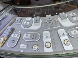 -六福珠寶(苏州人民商场店)