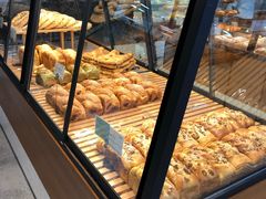 面包甜点陈列柜-Dough&Joe团憩(瑞虹天地月亮湾店)