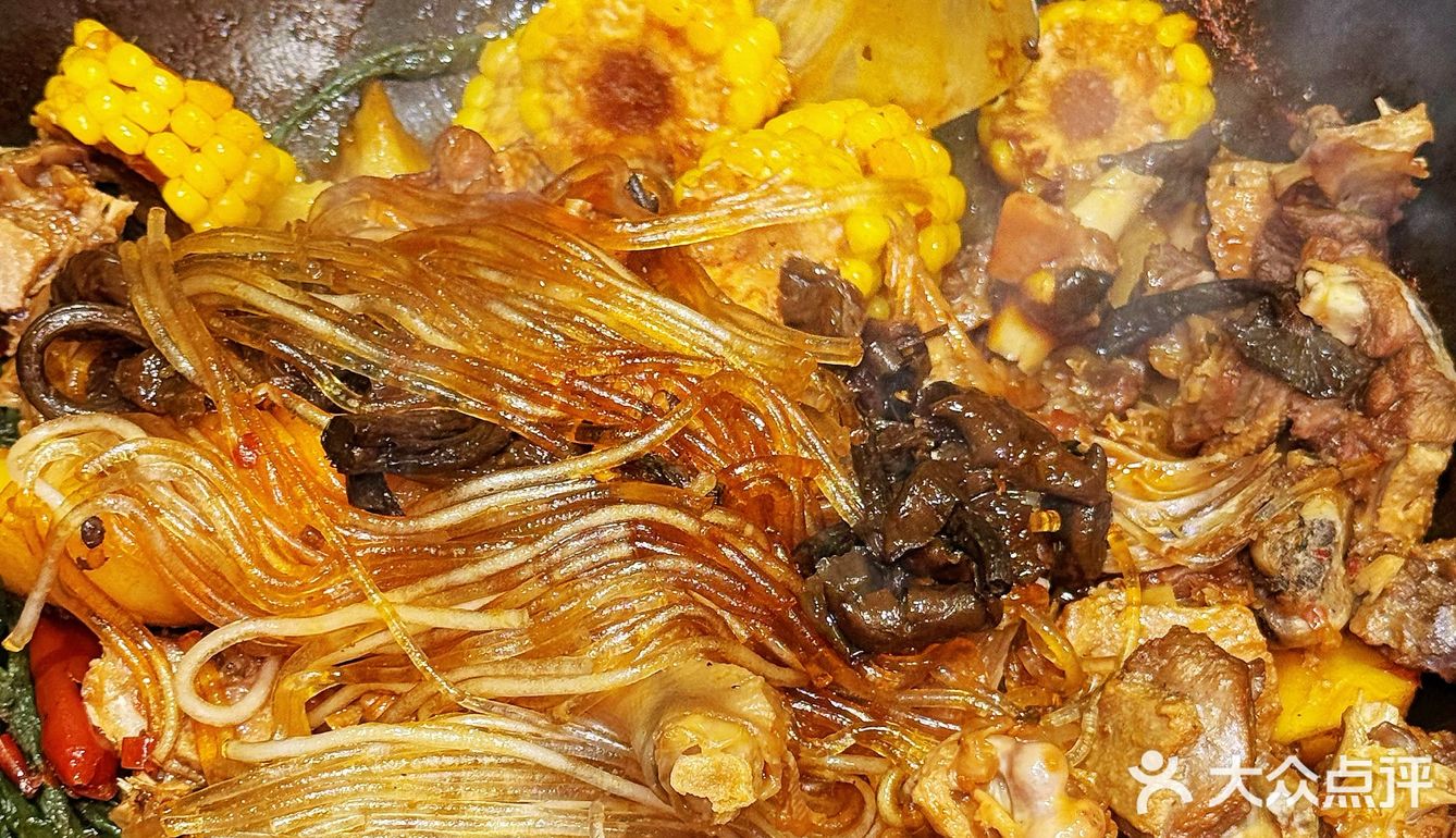 一秒回到东北那旮瘩！铁锅炖也太太太香了吧！