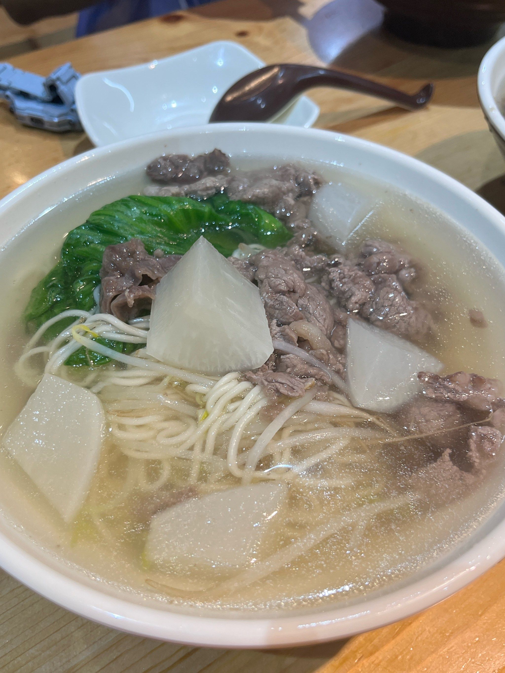 牛肉分量还行 旁边有自选调料 我喜欢沙茶酱和麻酱 妥妥潮汕风味 面条