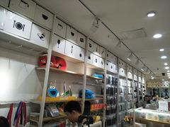 -名创优品(北京新中关购物中心地铁层店)