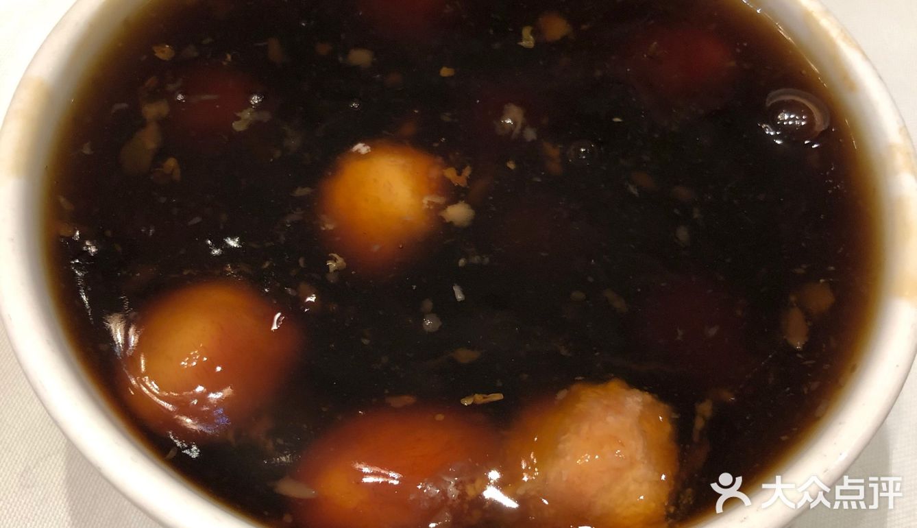 避风塘在瑞金路开了少说也有二十年了,今晚来这里吃宵夜