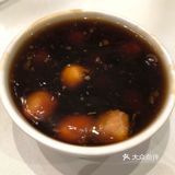 避风塘在瑞金路开了少说也有二十年了,今晚来这里吃宵夜