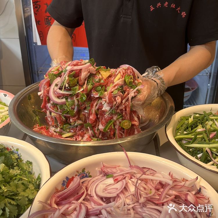 夏天来时代天街一定要冲这家火锅！鲜拌牛肉+冰镇水果捞