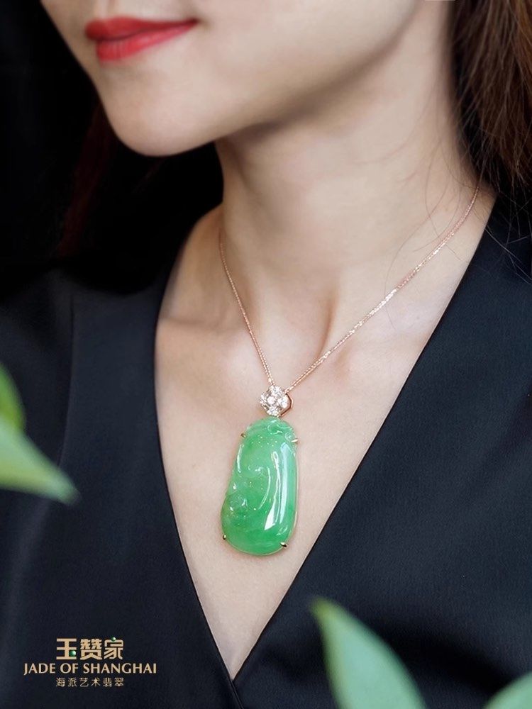 满色正阳绿冰种翡翠如意挂件,温润细腻,水