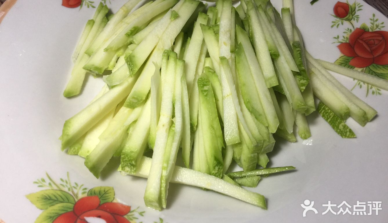 上桌就被消灭的西葫芦炒肉丝～