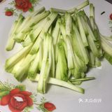 上桌就被消灭的西葫芦炒肉丝～