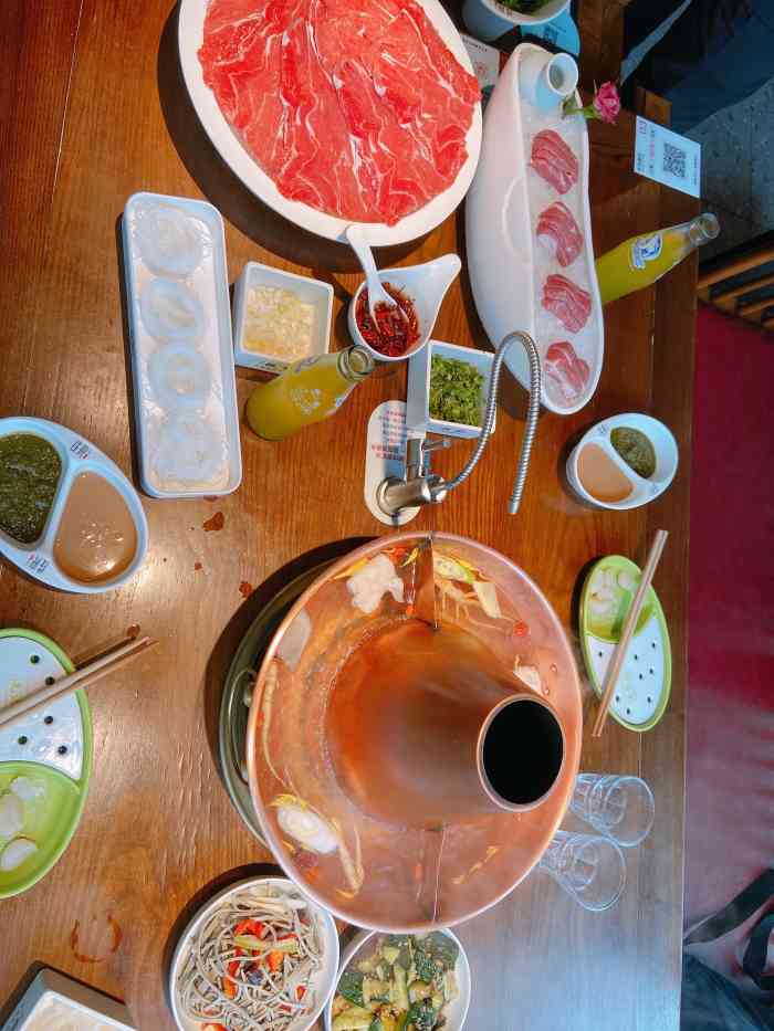 铁瓷涮肉(洋桥店)-"[薄荷]环境: 环境宽敞明亮,间距比较大.