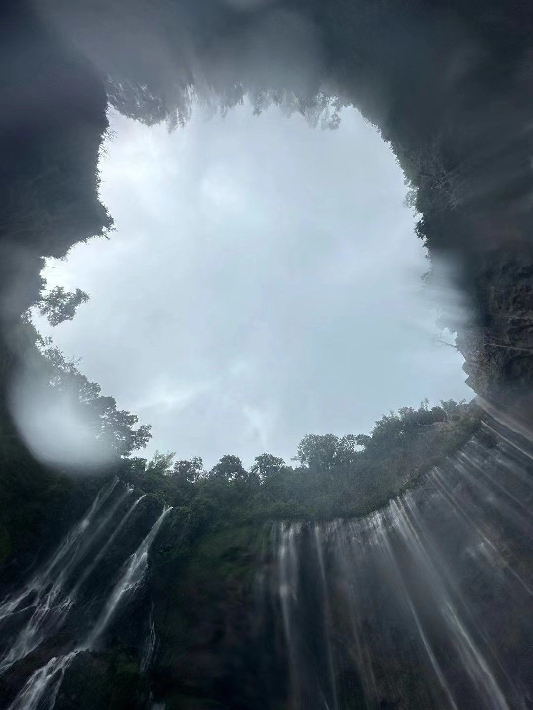 我现在就是在水帘洞里面看世界