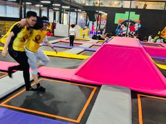 -嘿哟动霸CHUA·新潮玩运动娱乐中心·蹦床滑冰团建乐园