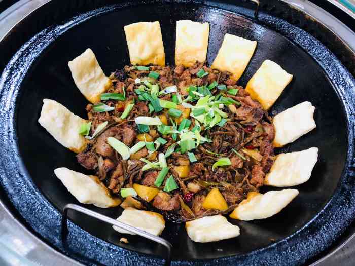 皖北地锅鸡-"小餐馆,朋友聚餐的时候去吃过,点的大份鸡.