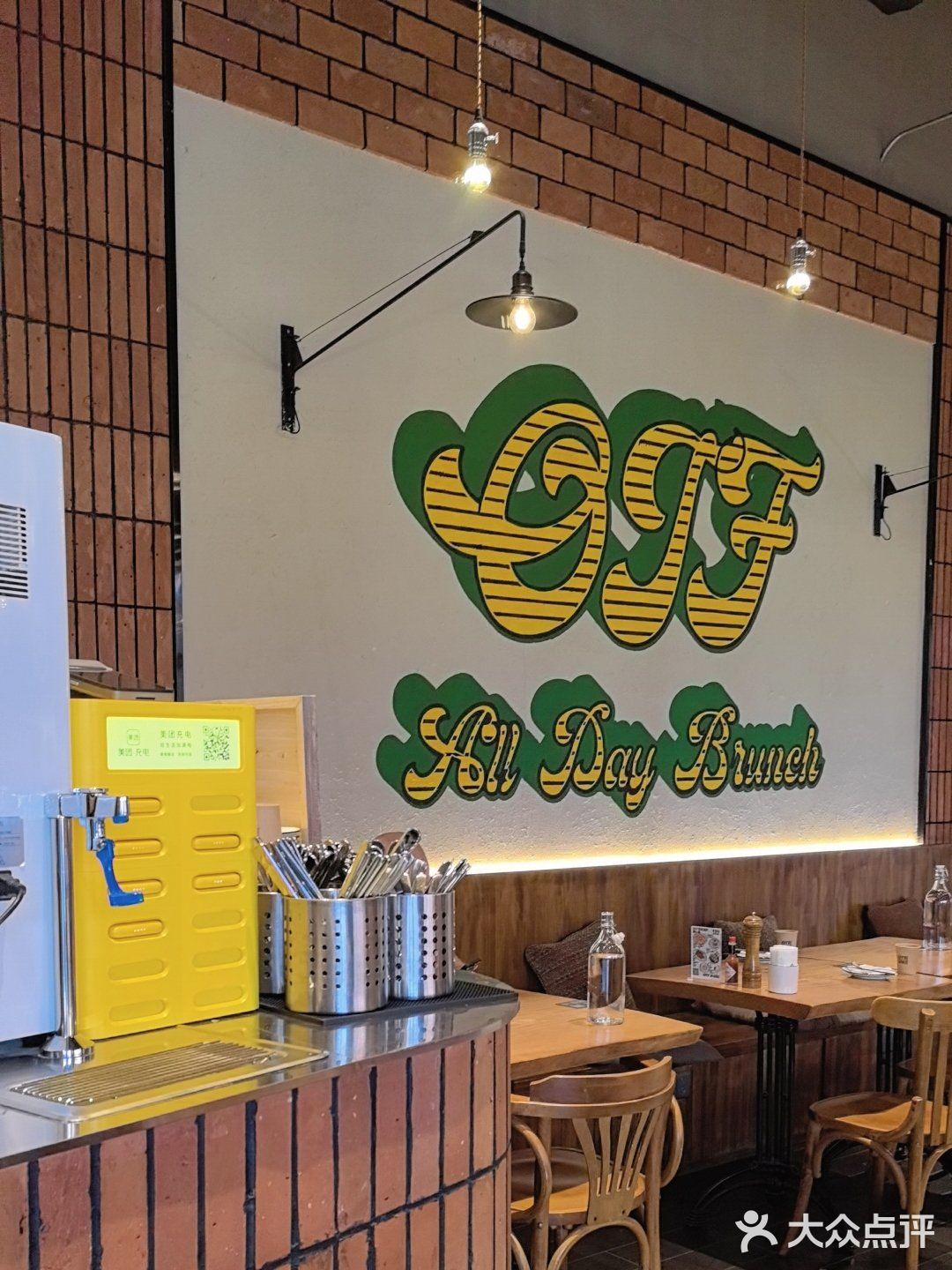 金鼎店没有巴西莓碗，沙拉里最出彩的是烤土豆