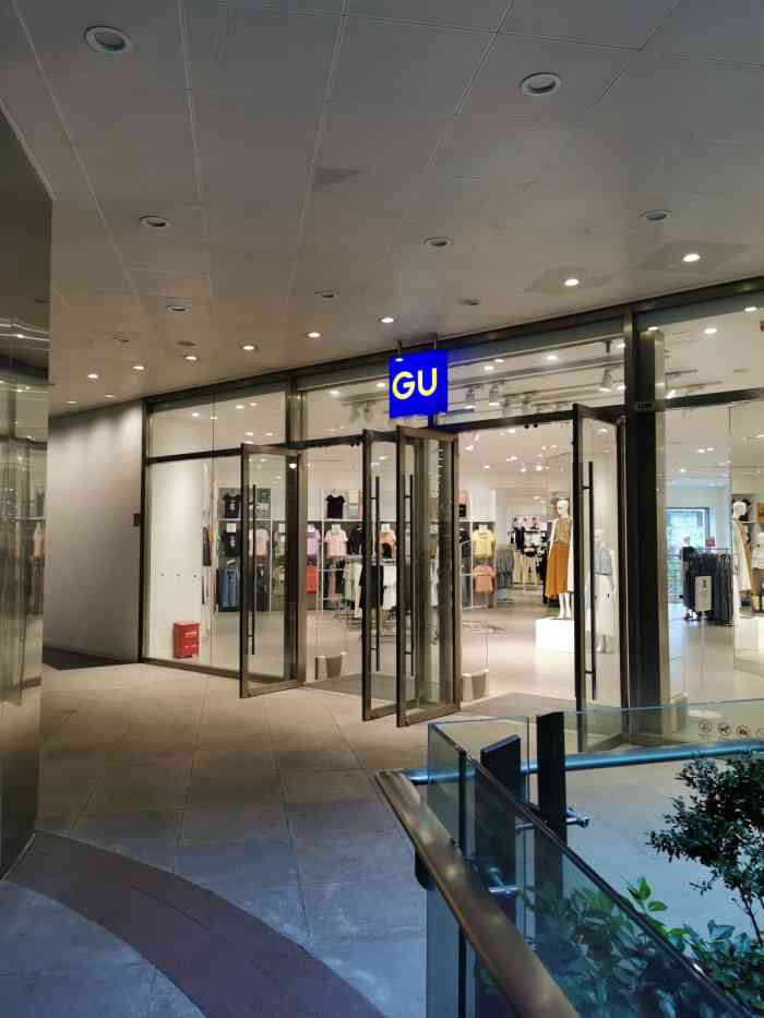 gu极优(上海金虹桥商场店)-"gu优衣库的副牌,许久没有去金虹桥商场里.