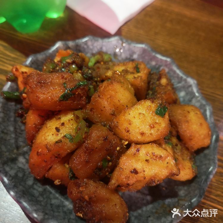 趁着店里活动六八折来吃的很火爆等了一会儿才轮到不过先菜点起来点好也差不多了这个椒麻锅很不错之前没吃过放了很多新鲜花椒吧辣度也能接受蹄子不是软糯的那种有些失望土豆非常好吃脆脆的吃到停不下来最后总体打了六八折