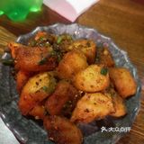 趁着店里活动六八折来吃的很火爆等了一会儿才轮到不过先菜点起来点好也差不多了这个椒麻锅很不错之前没吃过放了很多新鲜花椒吧辣度也能接受蹄子不是软糯的那种有些失望土豆非常好吃脆脆的吃到停不下来最后总体打了六八折