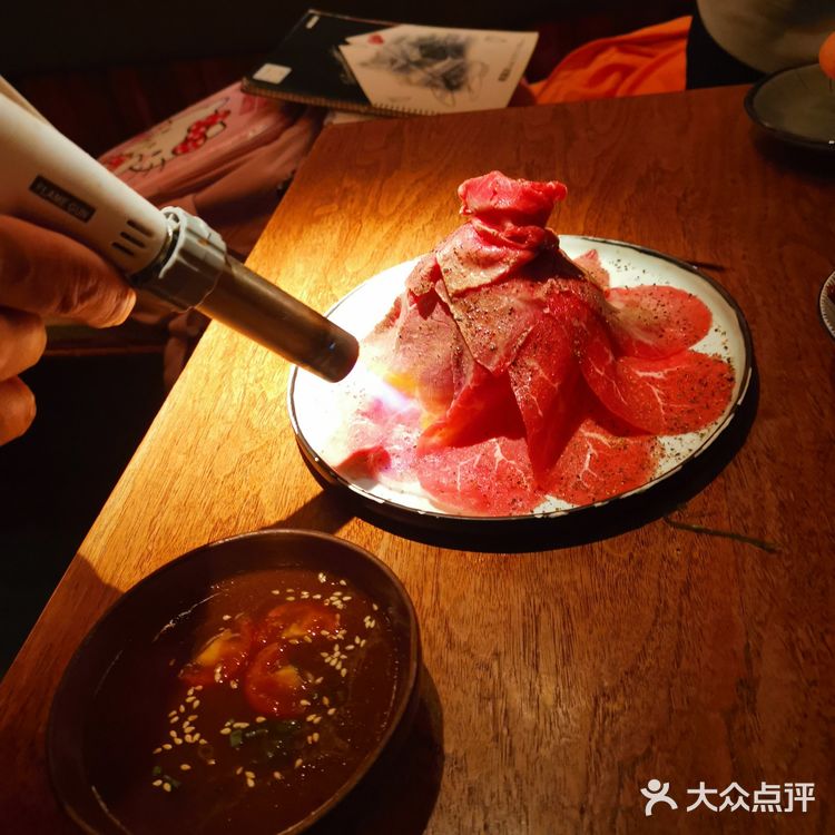 周末太火爆，根本都没有位置。装修很日系风，环境不错