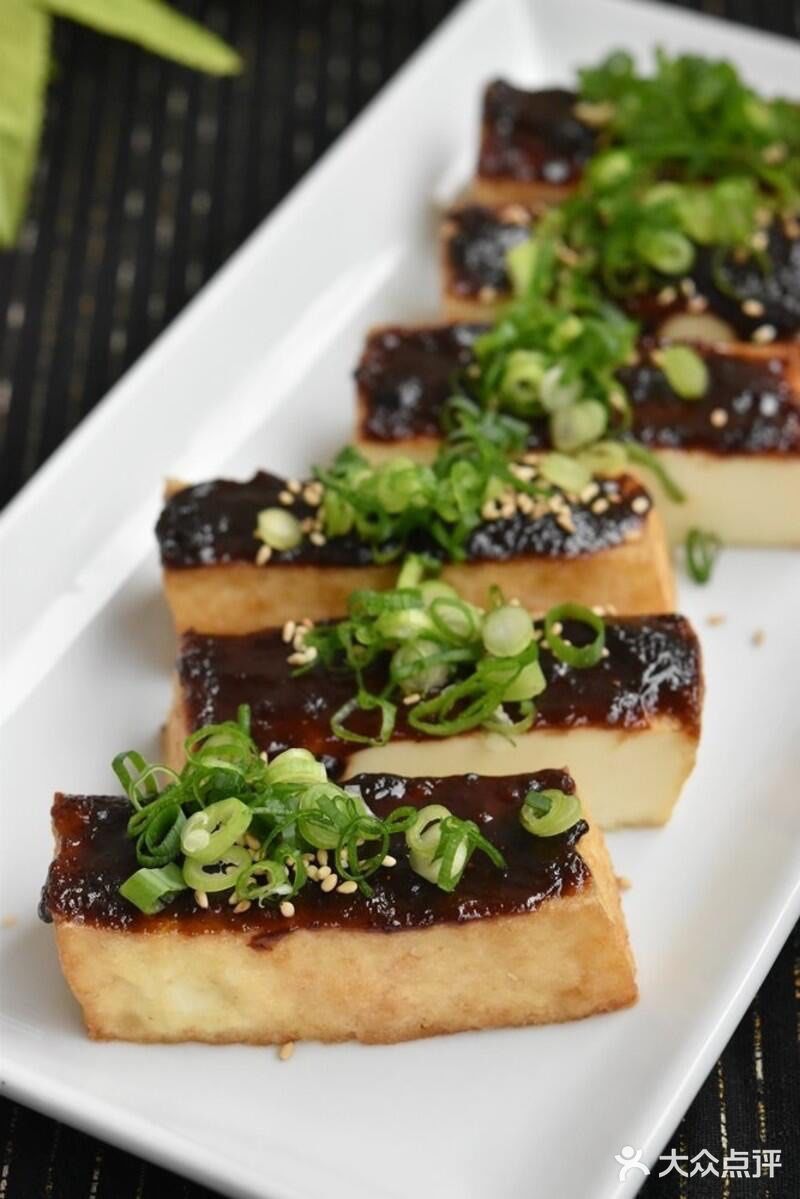 鹹香可口🌟簡易料理：紅味噌蔥花油豆腐🌟