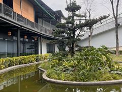 -茅草房·河畔园林火锅