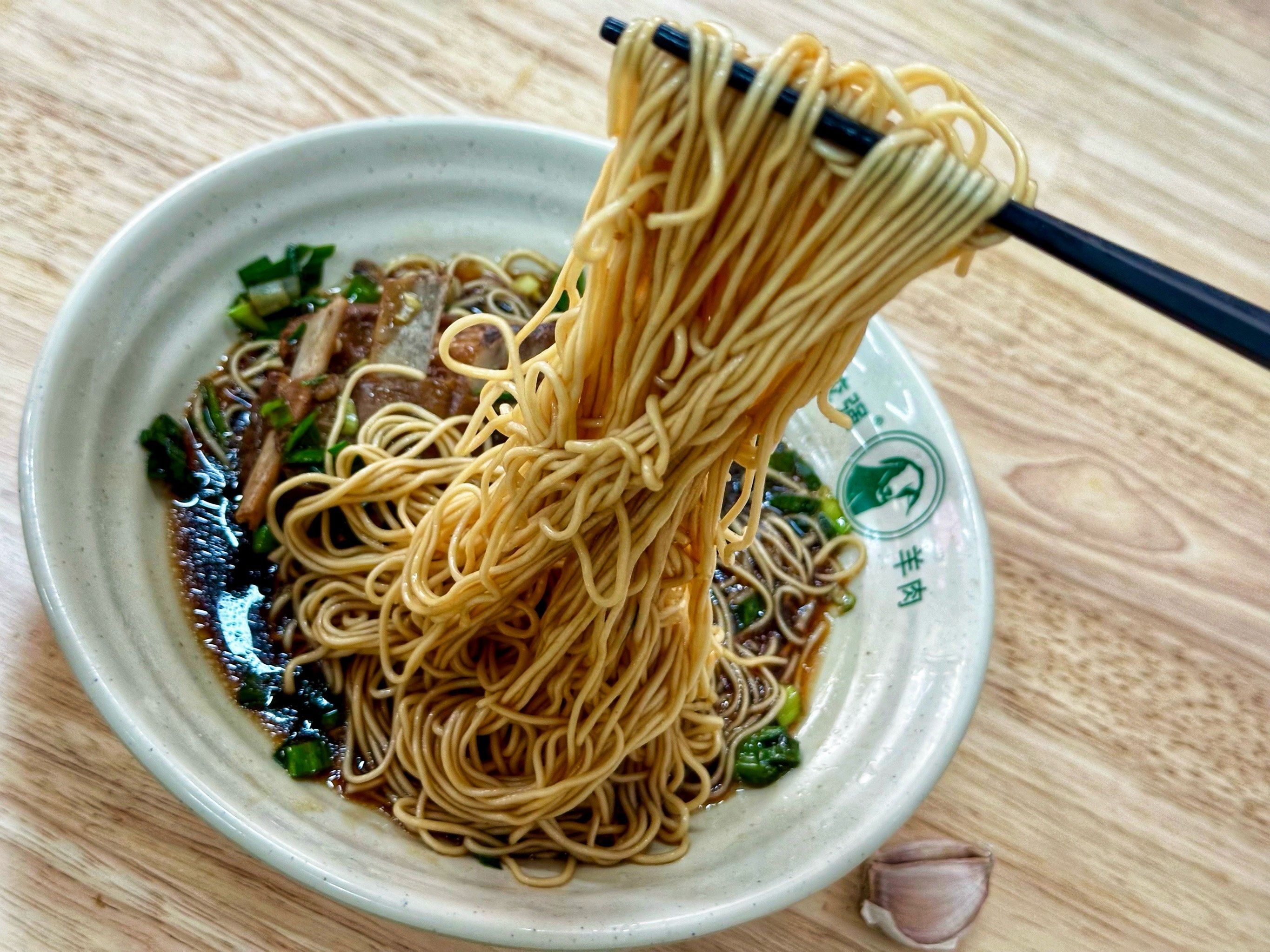 上海就三家门店的桐乡咬强羊肉面 一家人民广场附近