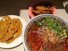 -爆炸头阿姨小四川正宗川味小吃(无任何分店)