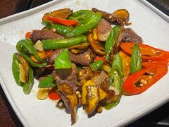 彩椒诺邓火腿炒见手青-滇野云南野生菌餐厅(陕西南路店)