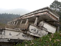 -四川汶川特大地震漩口中学遗址