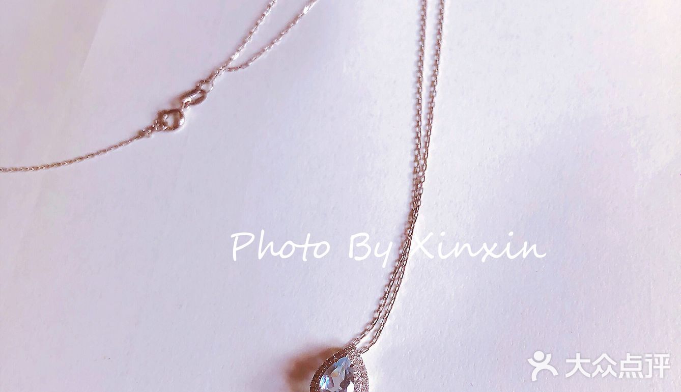 款式：中间主石是海蓝宝石，外面一圈钻石