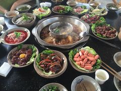 茅草房生态火锅山庄-茅草房·河畔园林火锅