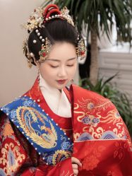 -洋洋婚纱品牌集合店