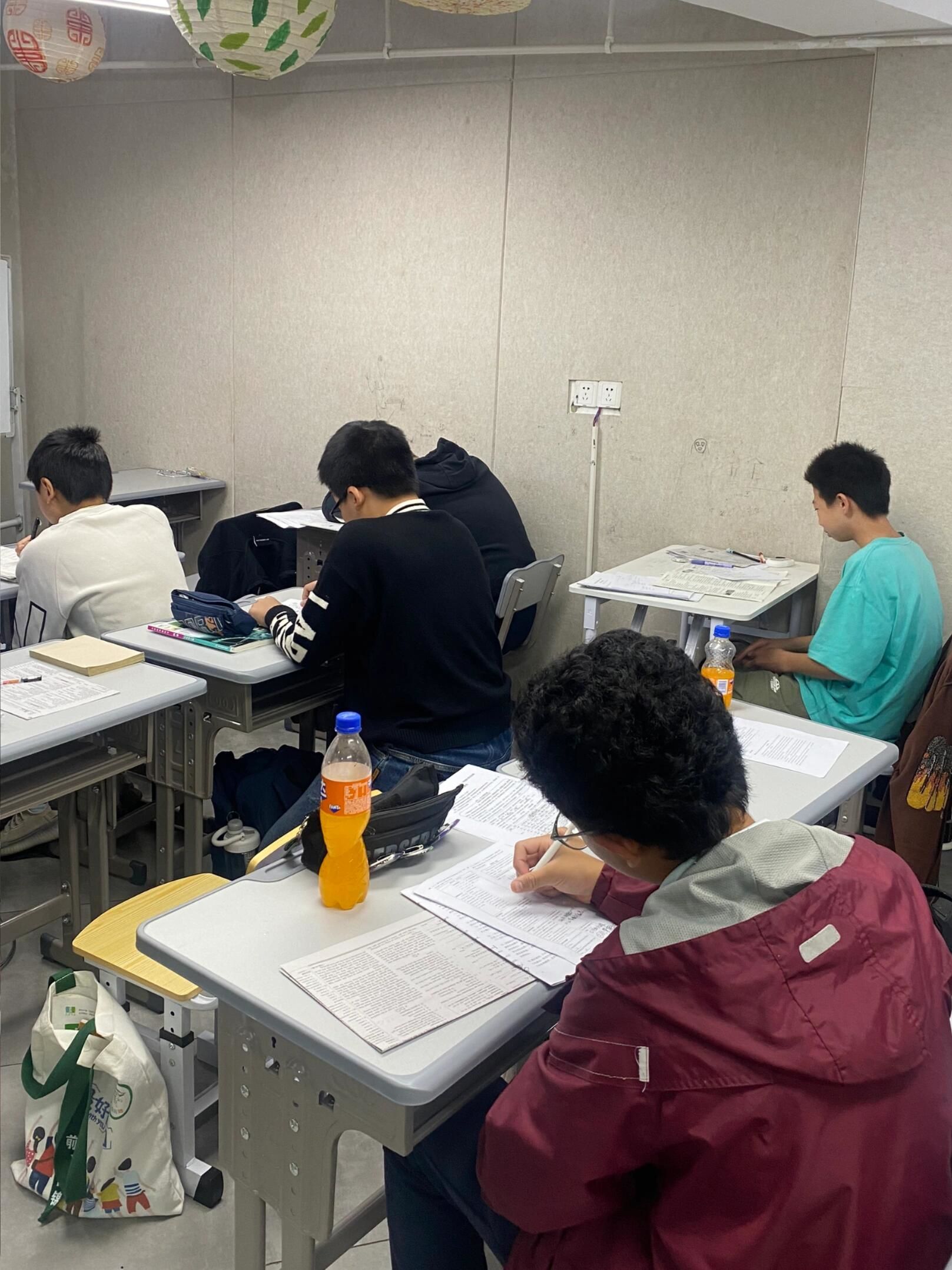 周末补习现状✍️学生们奋笔疾书