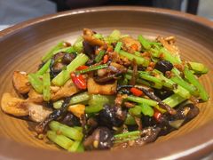 -阿瓦山寨·湘菜现炒·剁椒鱼头王(咸阳总店)