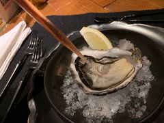 新鲜生蚝搭配柠檬和小洋葱-AZUL by FUEL蓝色·法式酒馆(琶醍店)